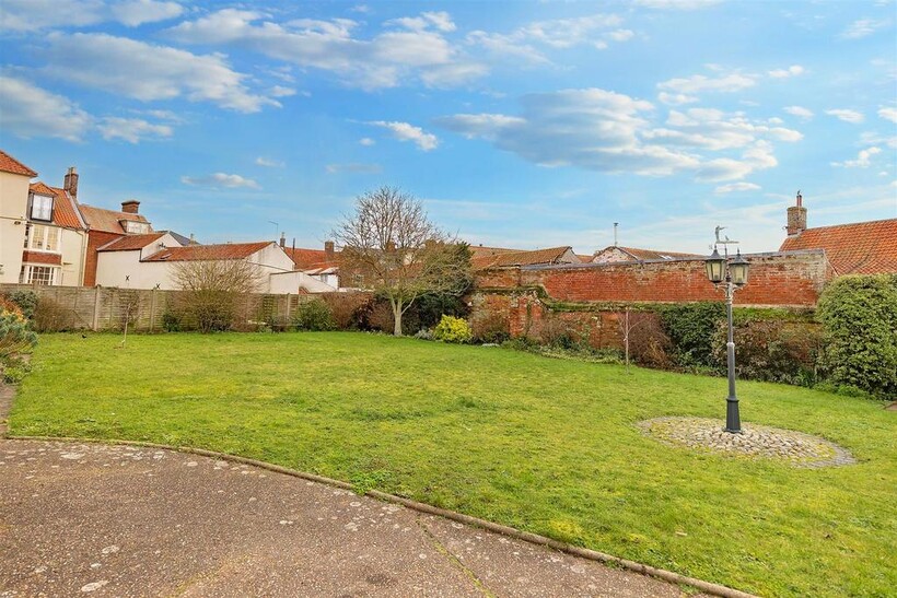 Buckenham Court, Southwold IP18 3 bed apartment to rent - £1,645 pcm (£380 pw)