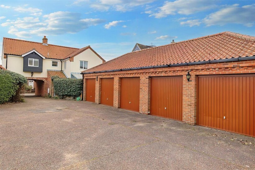 Buckenham Court, Southwold IP18 3 bed apartment to rent - £1,645 pcm (£380 pw)