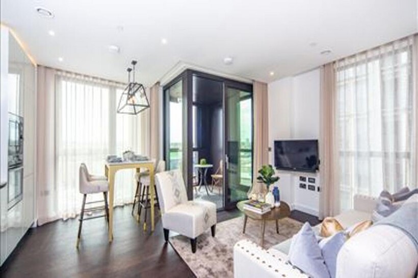 Charles Clowes Walk, London, SW11 2 bed flat to rent - £4,658 pcm (£1,075 pw)