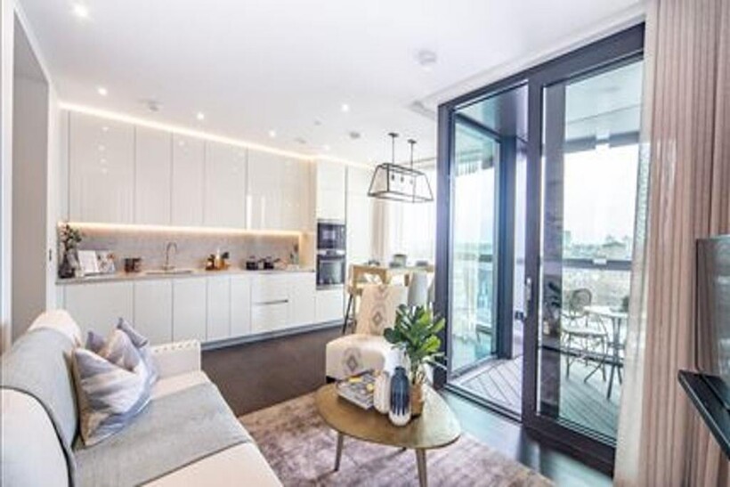 Charles Clowes Walk, London, SW11 2 bed flat to rent - £4,658 pcm (£1,075 pw)