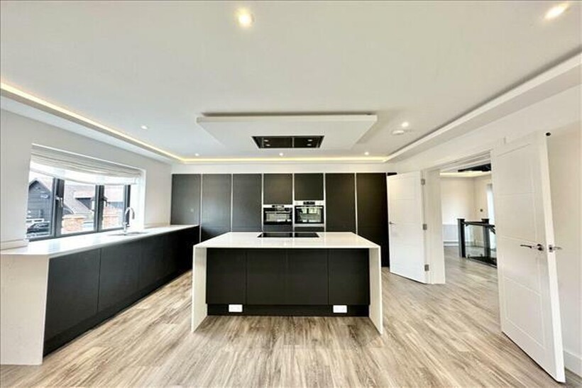 The Stables, Allum Lane, Elstree, WD6 5 bed detached house to rent - £6,895 pcm (£1,591 pw)