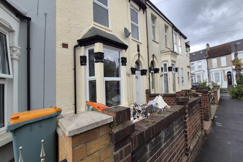 Carlyle Road, London E12 5 bed terraced house to rent - £3,800 pcm (£877 pw)