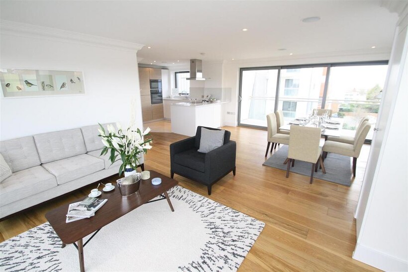 The Leas, Westcliff-On-Sea 2 bed apartment to rent - £2,295 pcm (£530 pw)