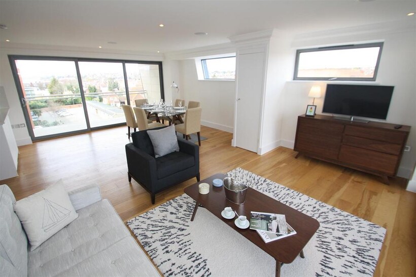 The Leas, Westcliff-On-Sea 2 bed apartment to rent - £2,295 pcm (£530 pw)