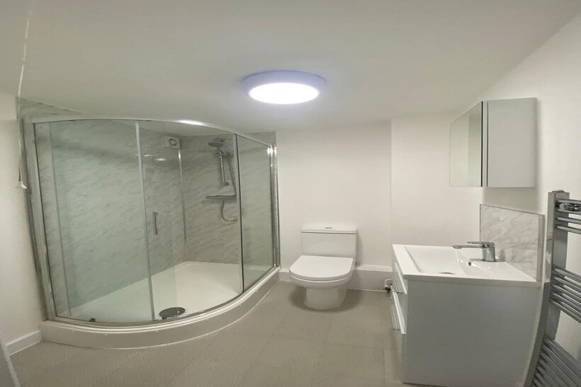 Modern and clean bathroom featuring a spacious ...