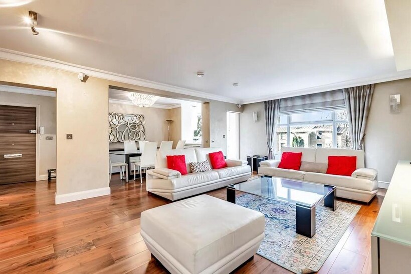 St. Johns Wood Park, London, NW8 3 bed flat to rent - £4,749 pcm (£1,096 pw)