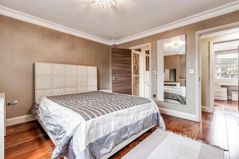 St. Johns Wood Park, London, NW8 3 bed flat to rent - £4,749 pcm (£1,096 pw)