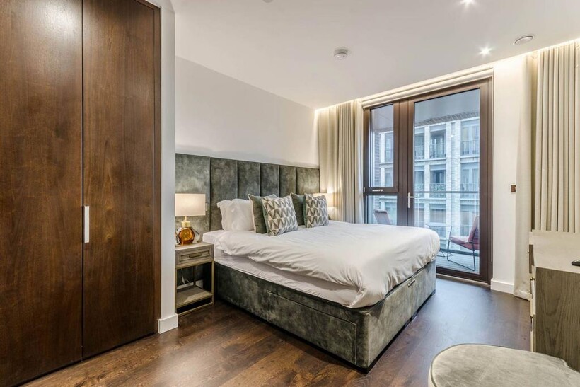 Charles Clowes Walk, SW11, Nine Elms... 2 bed flat to rent - £5,634 pcm (£1,300 pw)