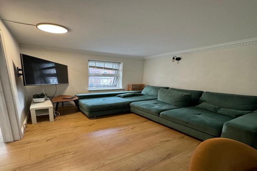 Commercial Road, London E1 3 bed apartment to rent - £3,750 pcm (£865 pw)