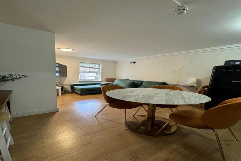 Commercial Road, London E1 3 bed apartment to rent - £3,750 pcm (£865 pw)