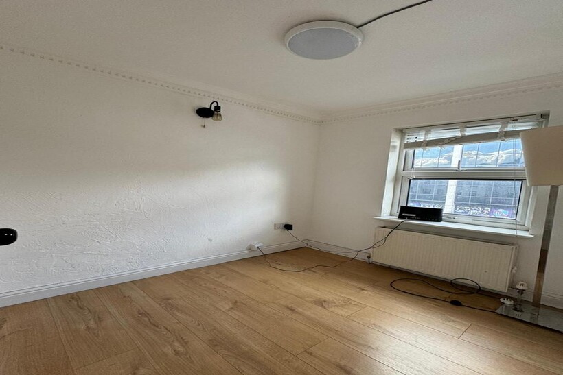 Commercial Road, London E1 3 bed apartment to rent - £3,750 pcm (£865 pw)