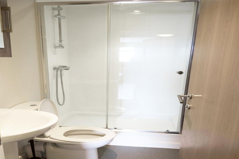 A modern and clean bathroom featuring a spaciou...