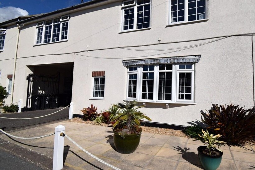 122 Pole Barn Lane, Frinton-on-Sea CO13 2 bed apartment to rent - £1,075 pcm (£248 pw)