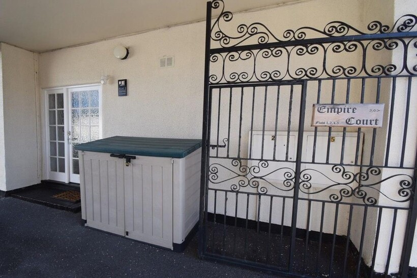 122 Pole Barn Lane, Frinton-on-Sea CO13 2 bed apartment to rent - £1,075 pcm (£248 pw)