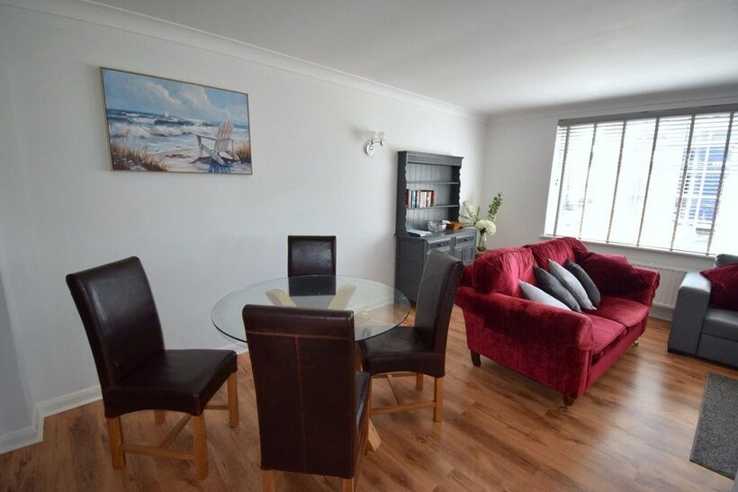 122 Pole Barn Lane, Frinton-on-Sea CO13 2 bed apartment to rent - £1,075 pcm (£248 pw)