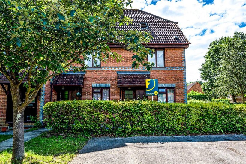 Ladygrove Drive, Burpham, Guildford, GU4 2 bed maisonette to rent - £1,990 pcm (£459 pw)