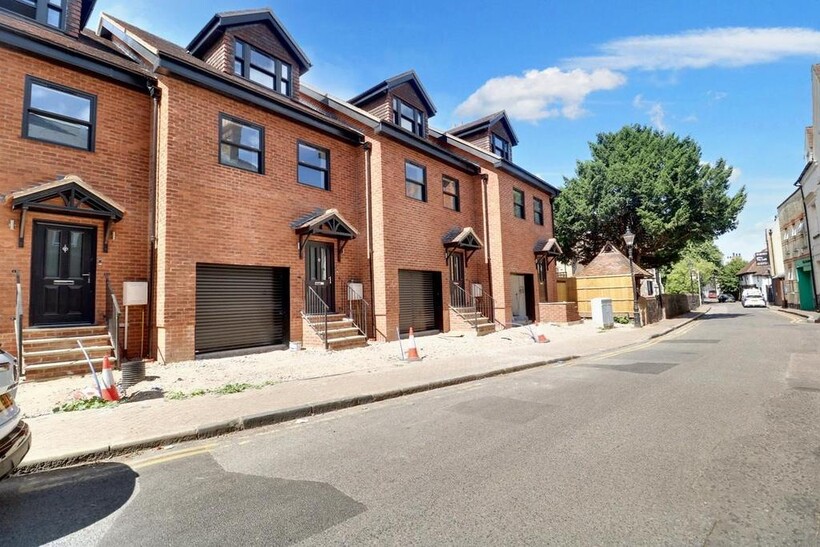 high street BR5 3 bed semi-detached house to rent - £2,390 pcm (£552 pw)