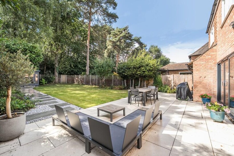 Pyrford, Surrey, GU22 5 bed detached house to rent - £4,250 pcm (£981 pw)