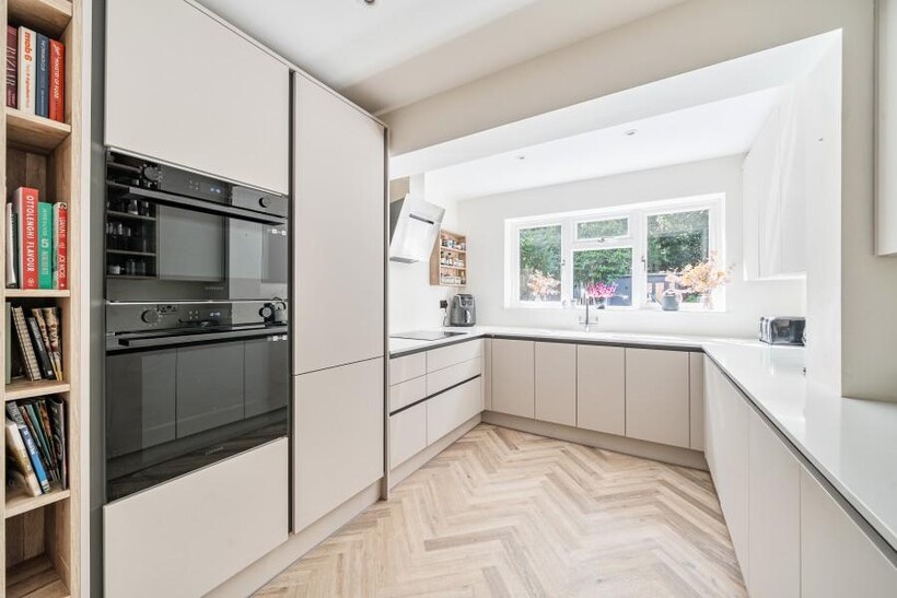 Pyrford, Surrey, GU22 5 bed detached house to rent - £4,250 pcm (£981 pw)