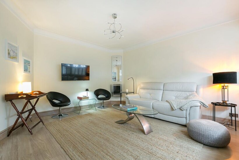 Hampstead Gardens, London NW11 5 bed semi-detached house to rent - £4,498 pcm (£1,038 pw)
