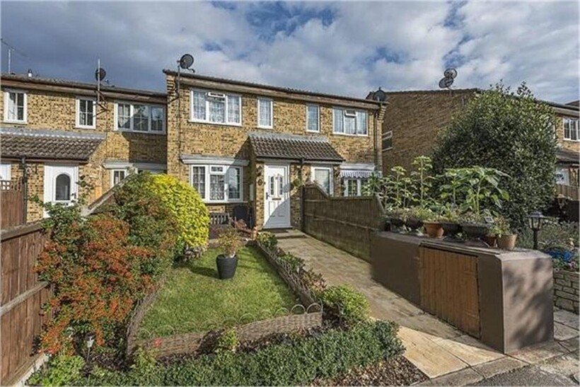 Reedsfield Road, ASHFORD, TW15 1 bed terraced house to rent - £1,350 pcm (£312 pw)