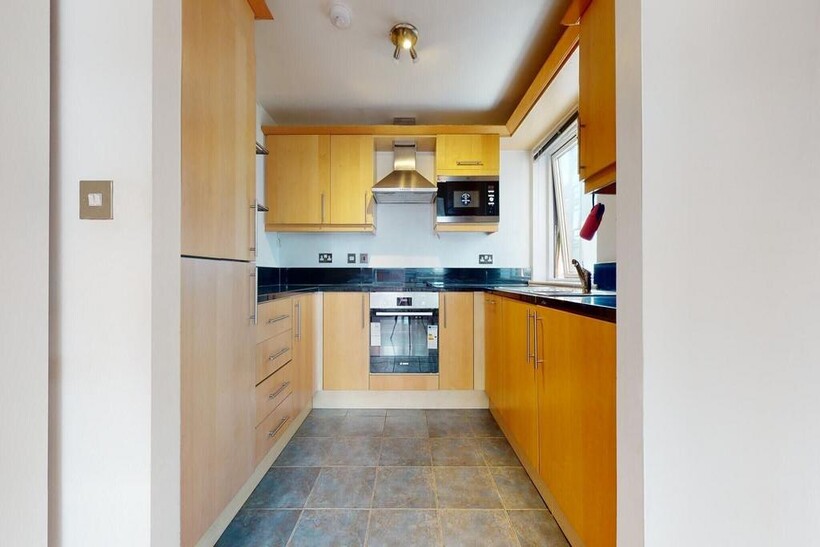 Moore House Cassilis Road LONDON E14 9LN 2 bed apartment to rent - £2,499 pcm (£577 pw)