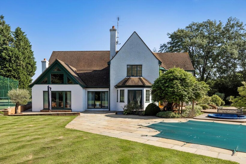 Fairoak Lane, Oxshott, Surrey, KT22 6 bed detached house to rent - £14,500 pcm (£3,346 pw)