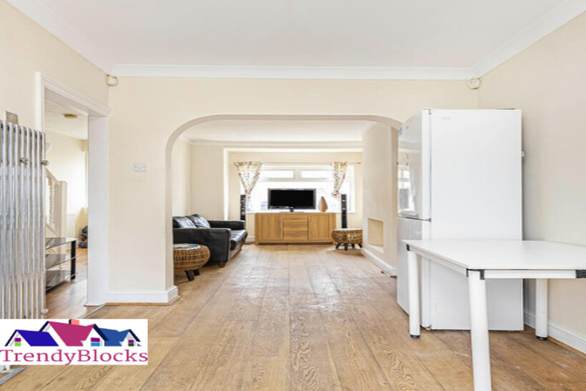 Canon Road, Bromley BR1 3 bed terraced house to rent - £1,975 pcm (£456 pw)