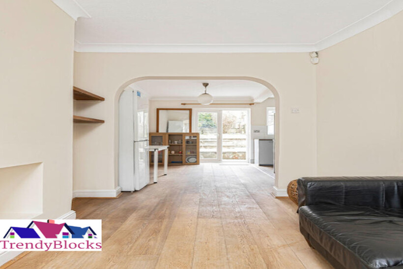 Canon Road, Bromley BR1 3 bed terraced house to rent - £1,975 pcm (£456 pw)