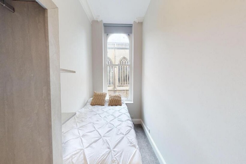 A bright and tidy double bedroom, perfect for s...