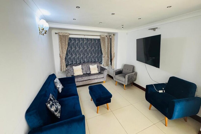 Mount Stewart Avenue, Harrow HA3 3 bed semi-detached house to rent - £2,499 pcm (£577 pw)