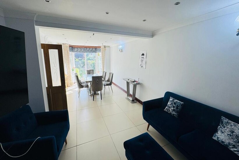 Mount Stewart Avenue, Harrow HA3 3 bed semi-detached house to rent - £2,499 pcm (£577 pw)