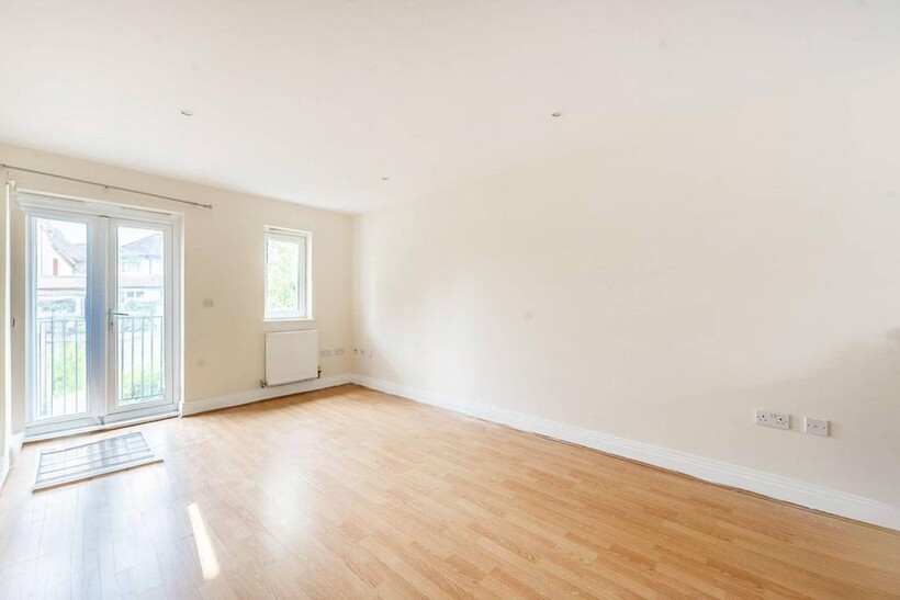 Meridian Close, Mill Hill, London, NW7 2 bed flat to rent - £1,895 pcm (£437 pw)