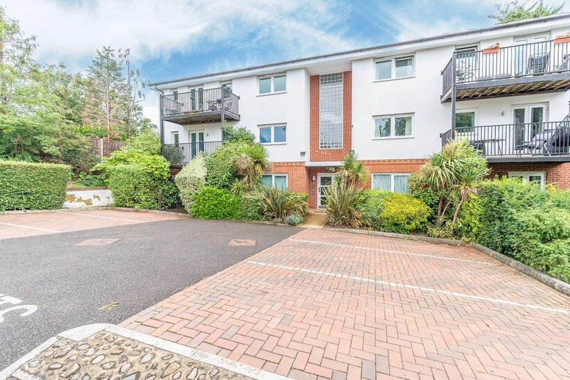 Meridian Close, Mill Hill, London, NW7 2 bed flat to rent - £1,895 pcm (£437 pw)