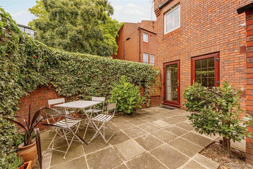 Winston Walk Chiswick 2 bed house to rent - £2,795 pcm (£645 pw)