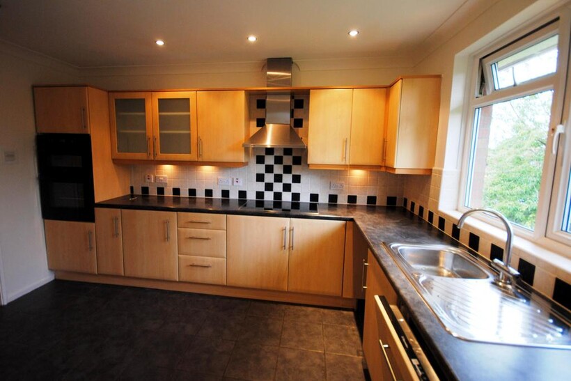 New Road, Netley Abbey SO31 2 bed flat to rent - £1,025 pcm (£237 pw)