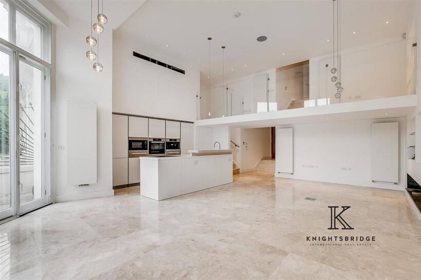 Hyde Park Gate [Logo