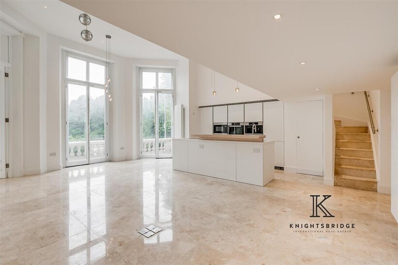 Hyde Park Gate  [Log