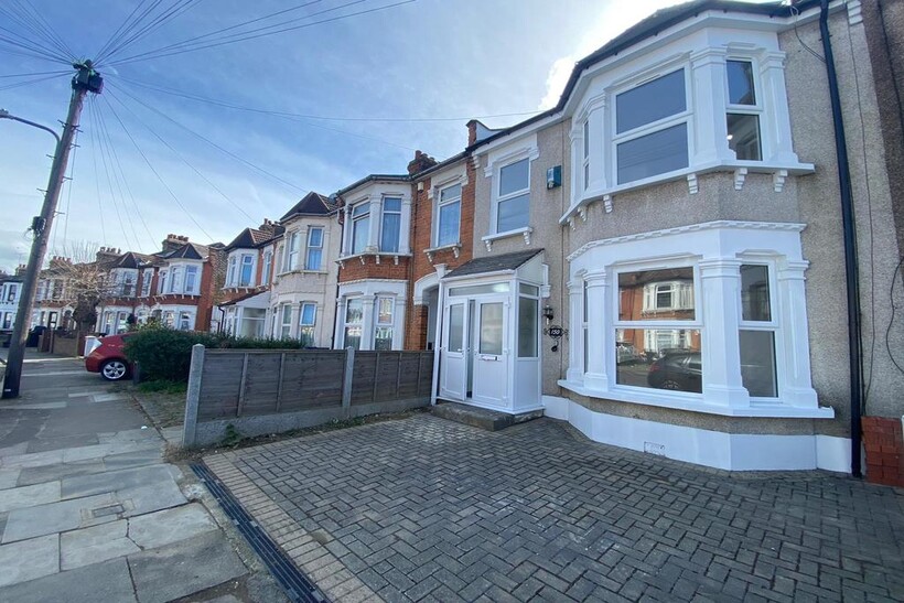 Windsor Road Ilford IG1 1HE 4 bed terraced house to rent - £4,200 pcm (£969 pw)