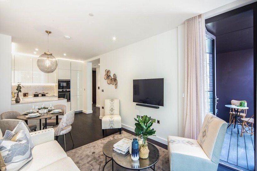 Charles Clowes Walk, London SW11 2 bed apartment to rent - £4,849 pcm (£1,119 pw)