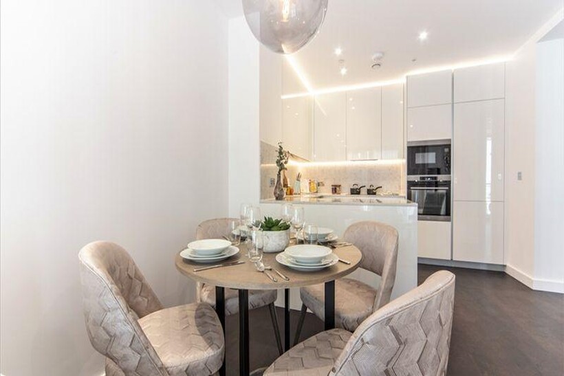 Charles Clowes Walk, London SW11 2 bed apartment to rent - £4,849 pcm (£1,119 pw)