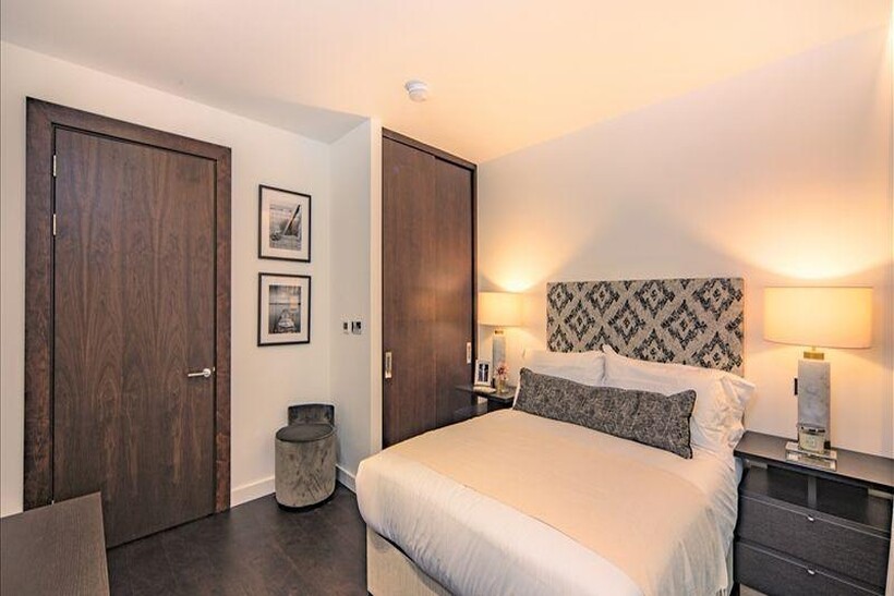 Charles Clowes Walk, London SW11 2 bed apartment to rent - £4,637 pcm (£1,070 pw)