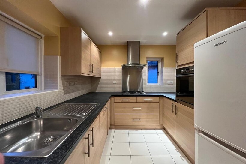 Otterburn Gardens, Isleworth 2 bed flat to rent - £1,795 pcm (£414 pw)