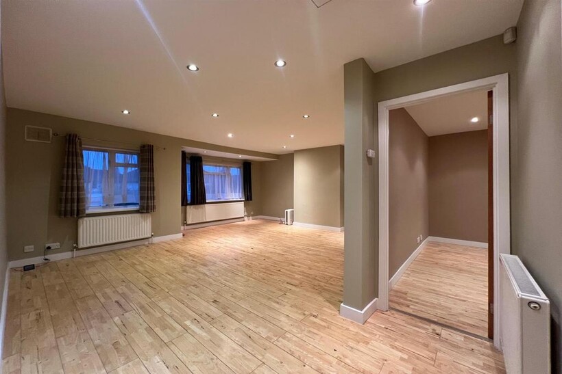 Otterburn Gardens, Isleworth 2 bed flat to rent - £1,795 pcm (£414 pw)