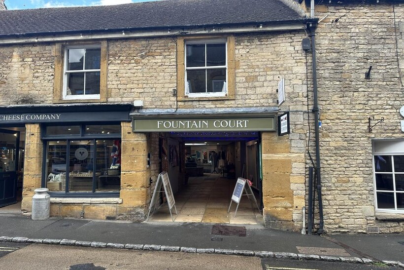 Fountain Court, Stow On The Wold Retail property (high street) to rent - £1,420 pcm (£328 pw)