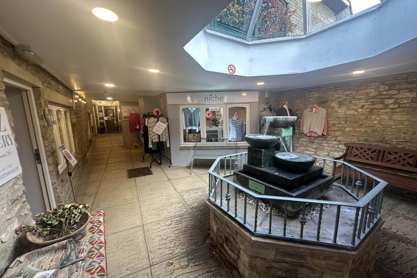 Fountain Court, Stow On The Wold Retail property (high street) to rent - £1,420 pcm (£328 pw)