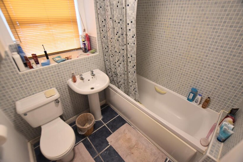 33 Kendall Place bathrrom