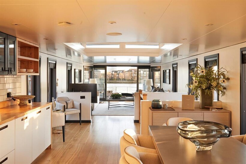 Cheyne Walk, Chelsea, SW10 3 bed houseboat to rent - £7,000 pcm (£1,615 pw)
