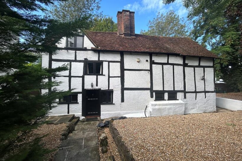 Millbrook, Guildford GU1 4 bed detached house to rent - £3,950 pcm (£912 pw)