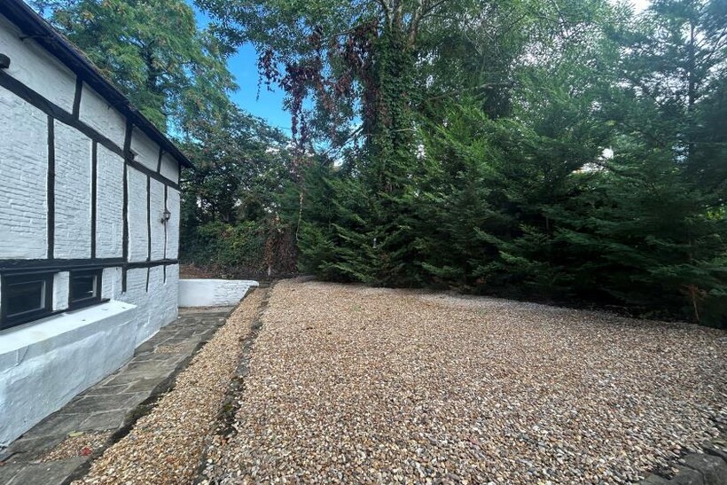 Millbrook, Guildford GU1 4 bed detached house to rent - £3,950 pcm (£912 pw)